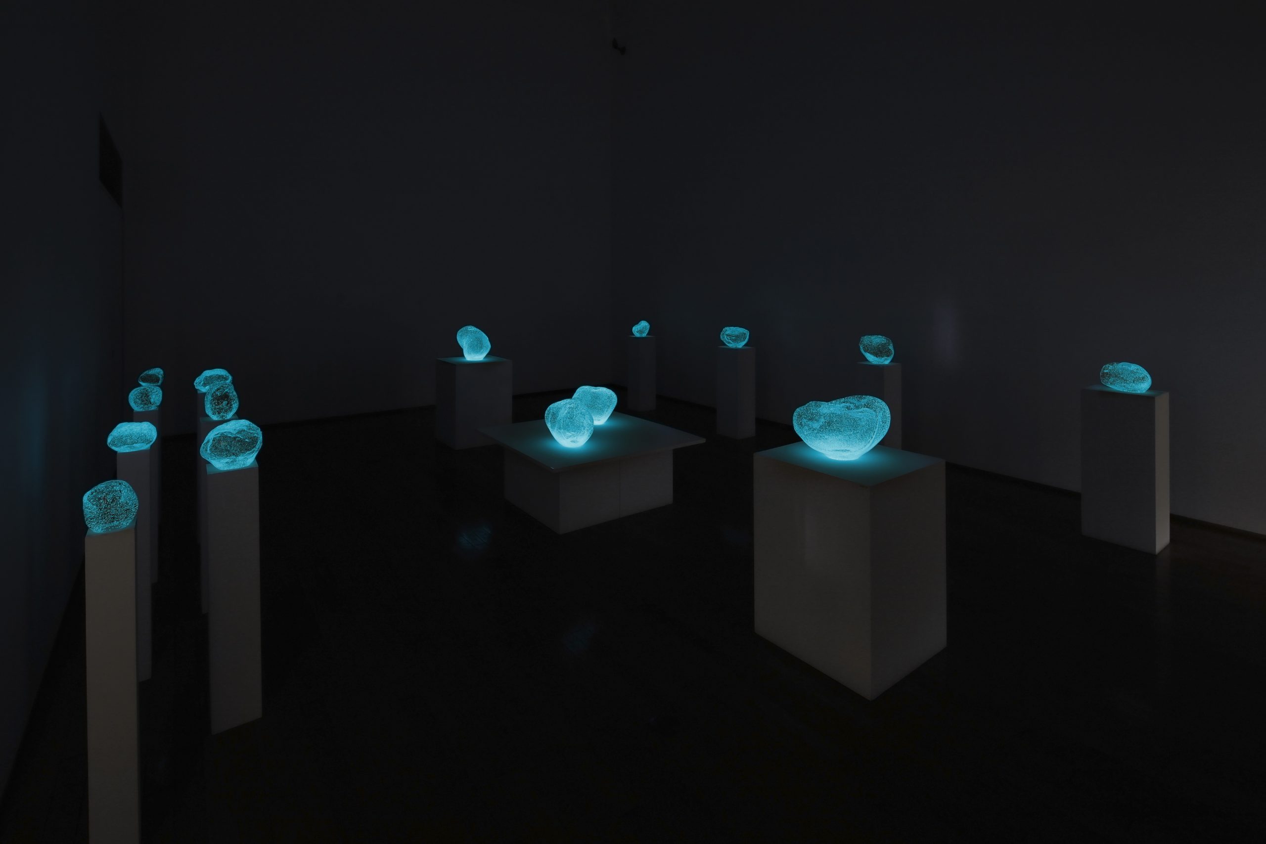 自然との小さな営みを永遠に変えるガラスの光 佐々木類「雪の中の青