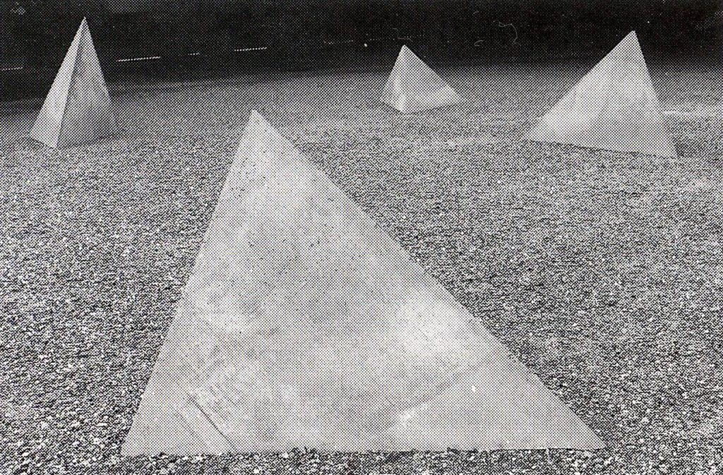 もの派〉の根源』第４章「現代日本美術における土着性 ――小清水漸の《垂線》（1969年）から《表面から表面へ‐モニュメンタリティー》（1974年）への展開を中心に」秋丸知貴評  - 美術評論＋