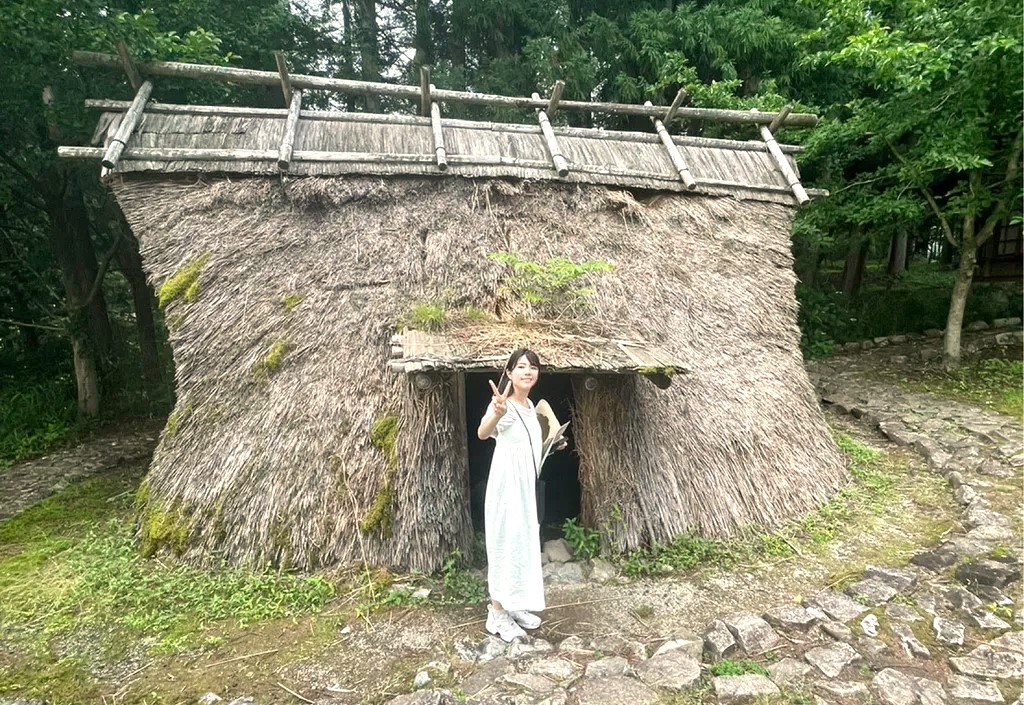 岐阜県の下呂ふるさと歴史記念館（縄文公園）の復元された竪穴式住居を見に行った武穂波さん