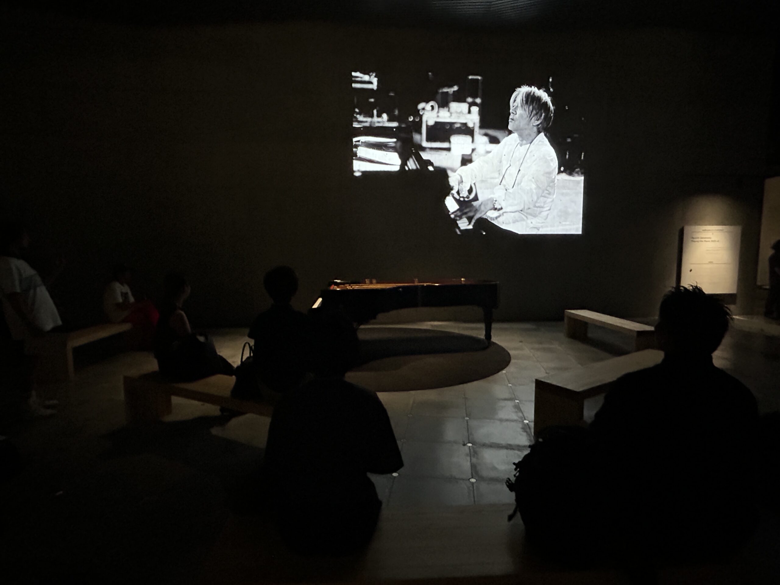 2つの「万博」を挟んで、音楽の始原に触れる坂本龍一の探求